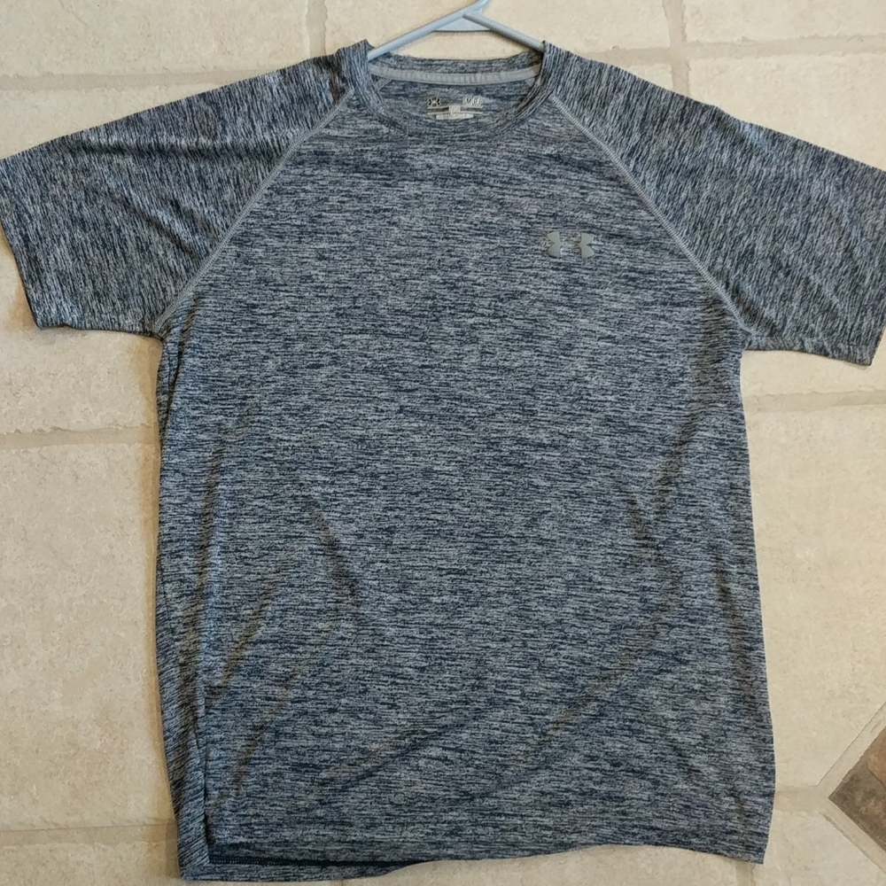 Mens Under Armour heat gear loose shirt Medium